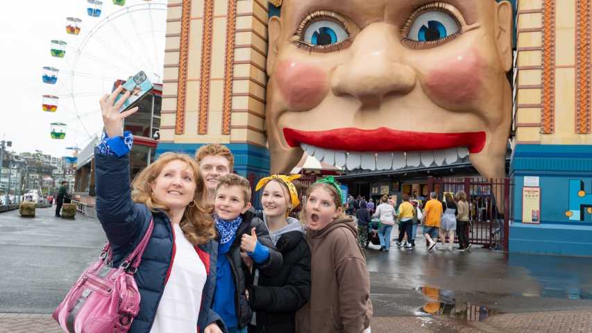 Family taking a selfie in front of the Luna Park mouth